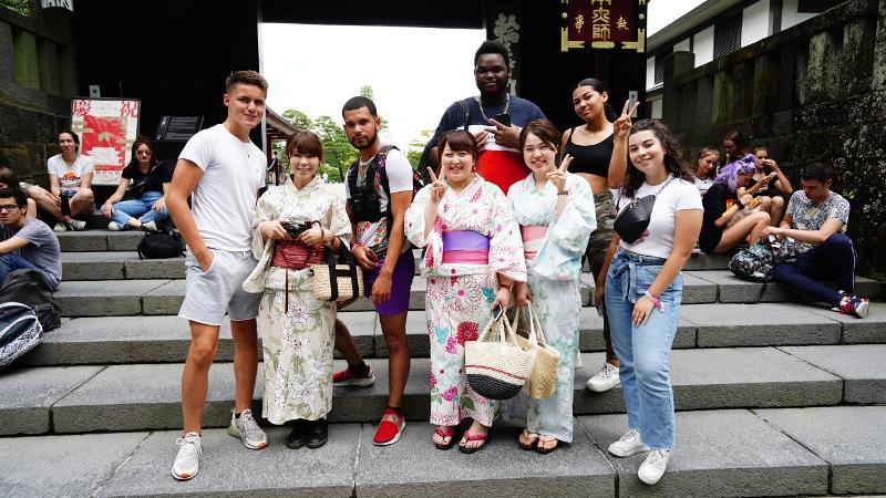Découvre la culture du pays à travers une colonie japon locaux en kimonos qui font une photo avec les jeunes en colo japon
