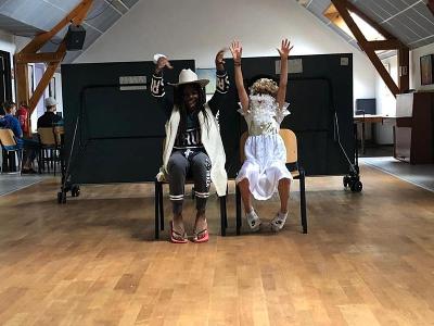 Deux jeunes déguisés lors d'un spectacle de la colonie de vacances bretagne