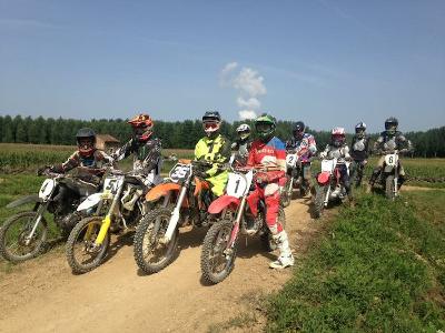 Les ado sont sur leur moto lors d'une colonie de vacances haute garonne en Occitanie