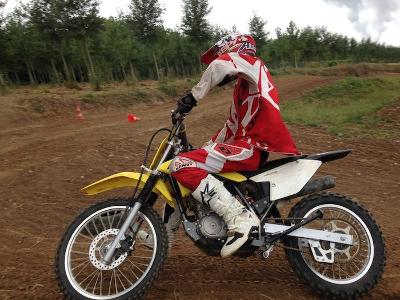 Un ado prend le virage en moto lors d'une colonie de vacances haute garonne en Occitanie
