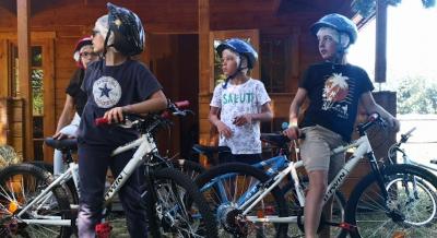 Les enfants sont prêts à partir en randonée à vélo lors d'une colonie de vacances sportive