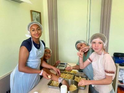 Fille heureuse de présenter ses pains fraichement sortis du four