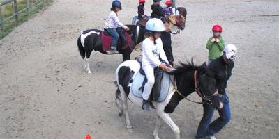 Des enfants font de l'équitation lors d'une colonie de vacances Pyrénées-Orientales
