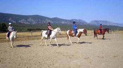 un cours d'équitation dans un beau décor lors d'une colonie de vacances Pyrénées-Orientales