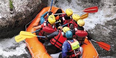 Un groupe fait une sortie nautique en pleine nature lors d'une colonie de vacances Pyrénées-Orientales Sortie en pleine nature et rivière lors d'une colonie de vacances Pyrénées-Orientales