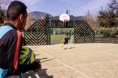 un entraînement de foot effectué en colonie de vacances Pyrénées-Orientales un enfant joue au foot en colonie de vacances Pyrénées-Orientales