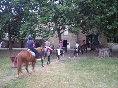 Randonnée à cheval pour ces enfants en colonie de vacances Pyrénées-Orientales