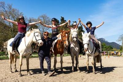 des enfants posent à cheval durant une colonie de vacances Pyrénées-Orientales
