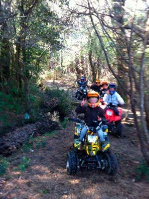 Une grande sortie en forêt en quad pour les jeunes en colonie de vacances Pyrénées-Orientales