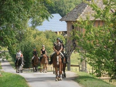 des ado font une balade à cheval dans le village lors d'une colonie de vacances Tarn-et-Garonne