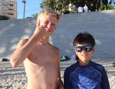 deux jeunes sur la plage qui sont heureux d'être là en stage de langue espagnol