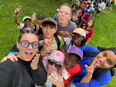 groupe de jeunes qui se prennent en selfie en colo