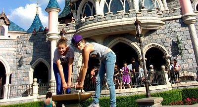 jeunes filles dans le chateau de cendrillon en colo disneyland