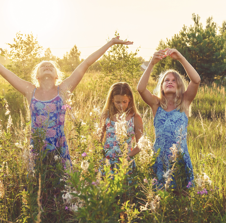 photo filles dans un champ en colonie de vacances 2023 2024 belgique