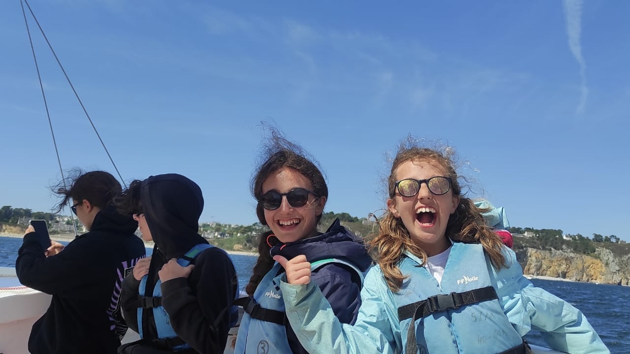 jeunes filles sur un voilier en colo avec le centre nautique crozon morgat