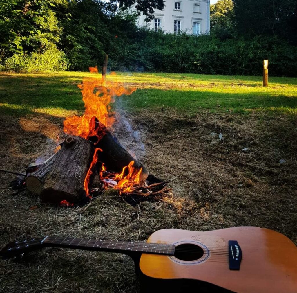 feu de camp et guitare pour une chanson de colonie de vacances