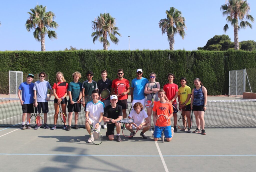 groupe de jeunes sur un terrain de tennis du séjour linguistique