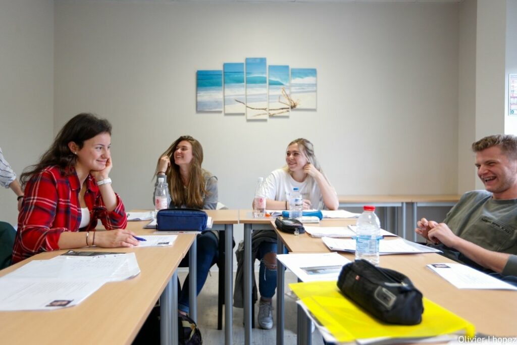 élèves dans une salle de classe d'un séjour linguistique