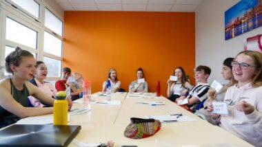 Jeunes rigolant dans une salle de classe lors d'un cours ludique d'un séjour linguistique
