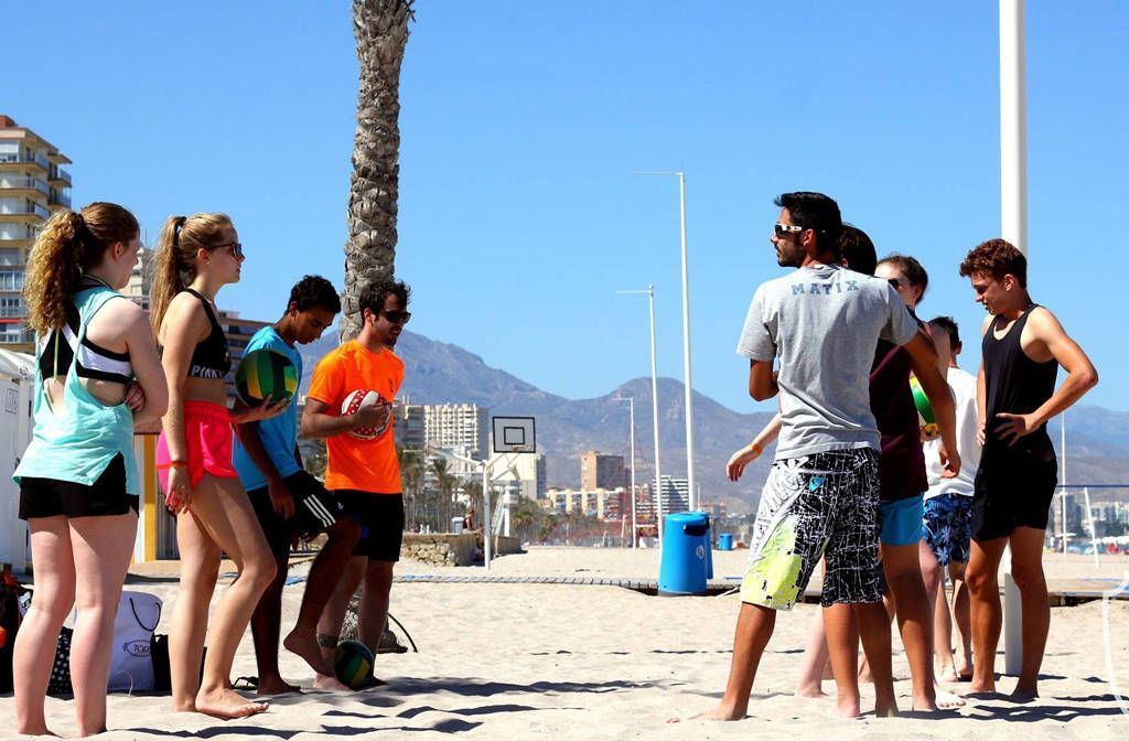 jeunes sur la plage avec des ballons de volley dans un séjour linguistique