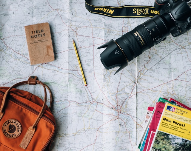 carte avec étalé dessus un sac, un carnet, un appareil photo