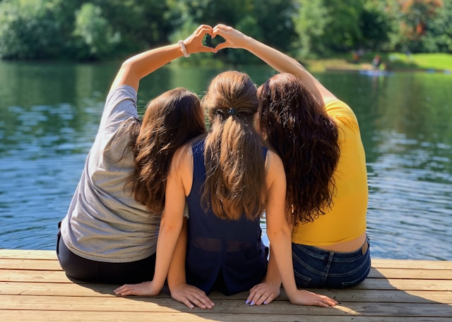 filles faisant un soeur avec les mains