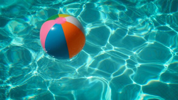 ballon dans une piscine, colonies de vacances pas cher