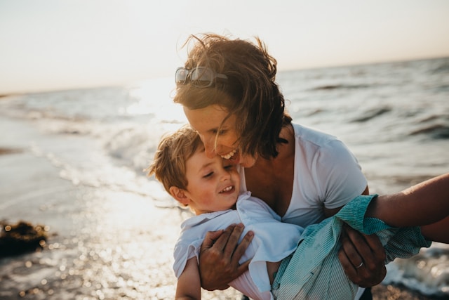Parent prend du temps avec son enfant