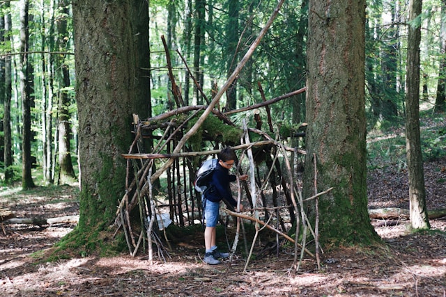 Faire des cabanes en colonie de vacances